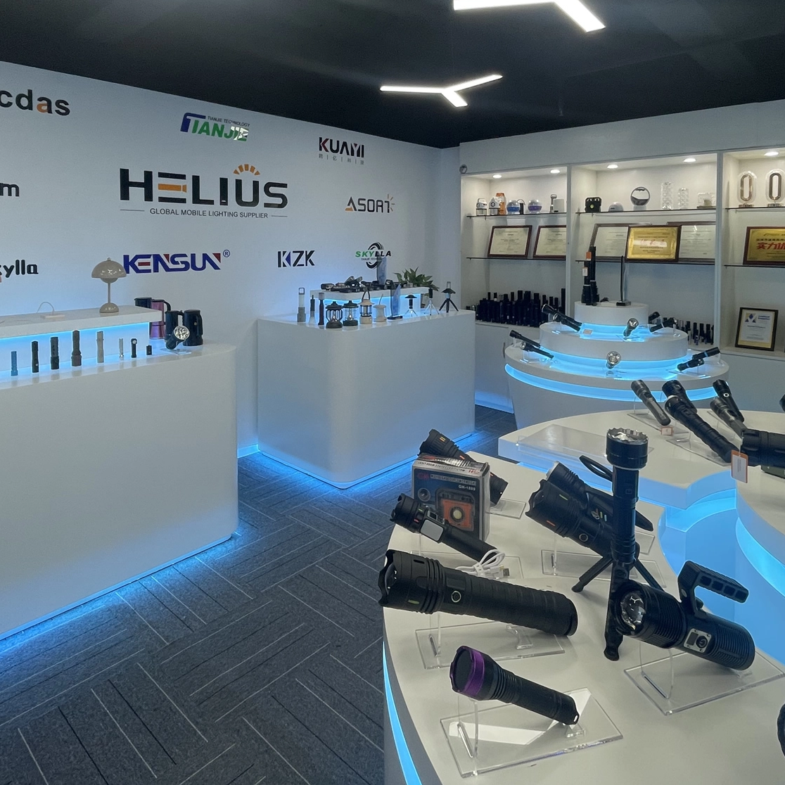 Helius flashlight showroom 2000_1116_1116.png